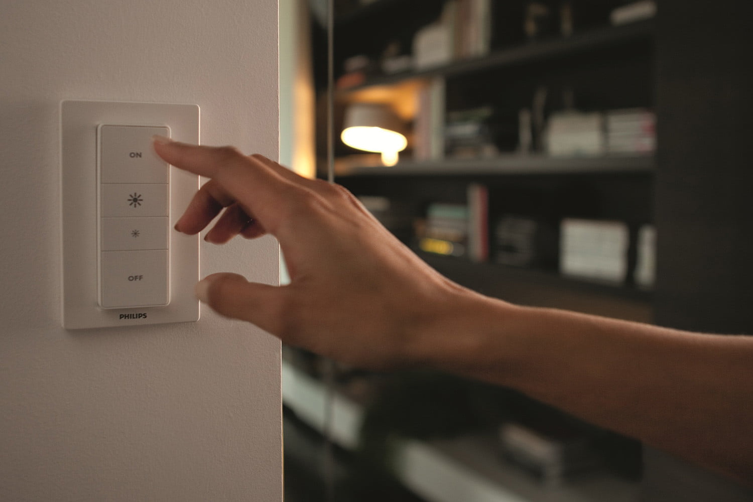 Управлять яркостью света. Philips Hue Dimmer Switch. Philips Hue Dim Switch Rus 929001173770. Philips Hue выключатель. Philips Hue управление светом.